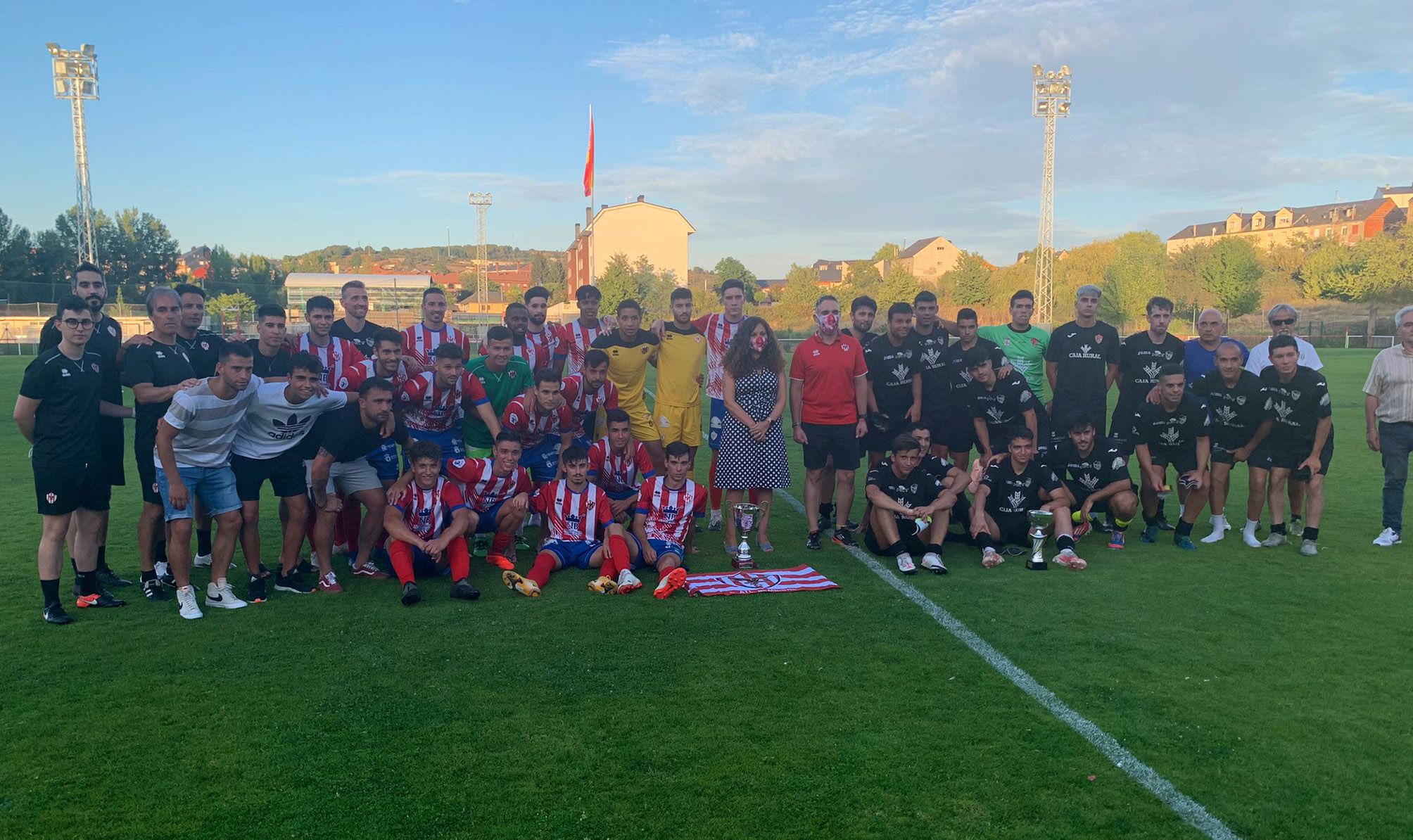 Los jugadores de ambos equipos posan tras el partido.