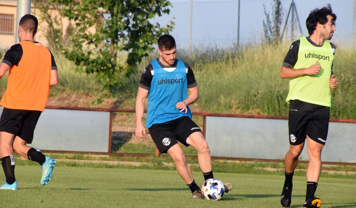 Coscia da un pase durante un entrenamiento