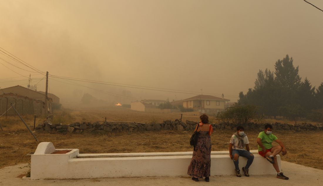 Vecinos de Sotalbo, desalojados por el incendio de Navalacruz