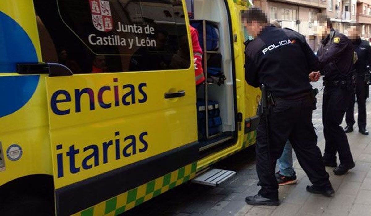 Imagen de archivo de la Policía conduciendo a una persona a la ambulancia