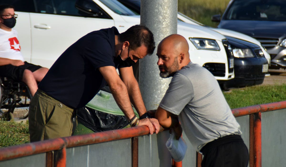 Villafañe y Movilla conversan en un entrenamiento