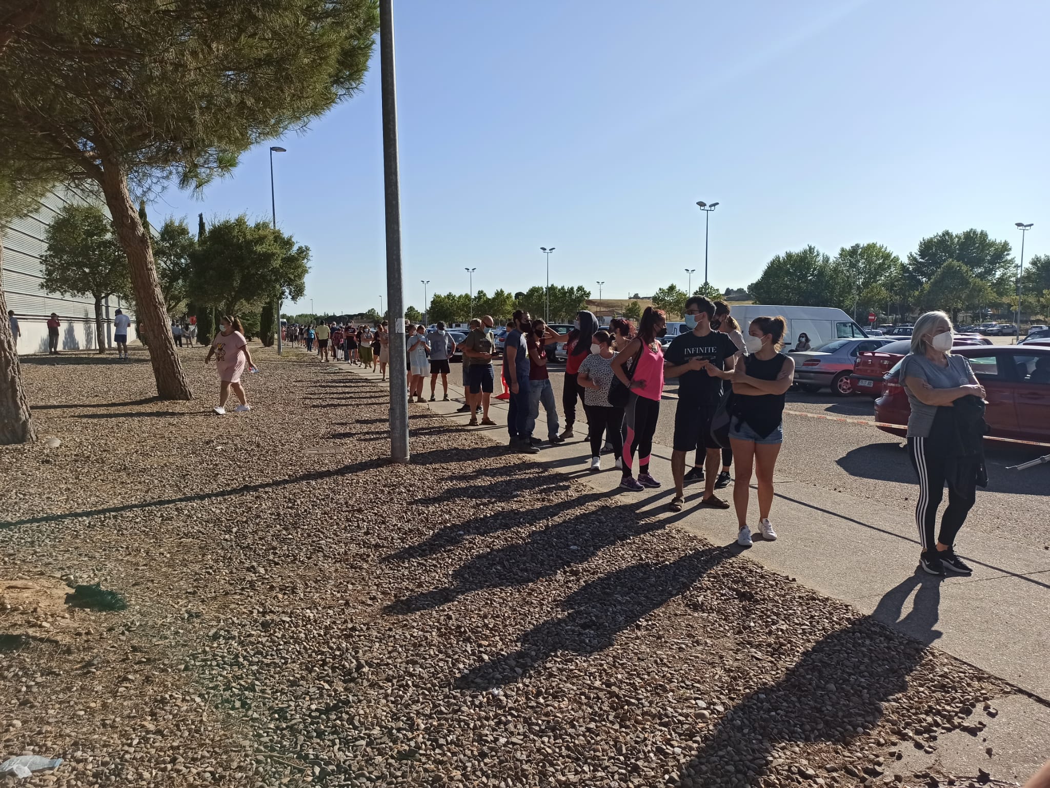 Colas en IFEZA. Vacunación frente al Covid (2)