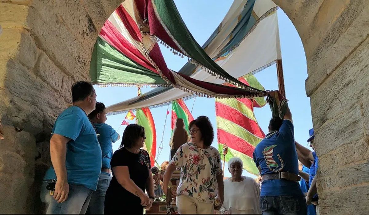 La imagen de la virgen regresa al templo FOTO Benavente Digital