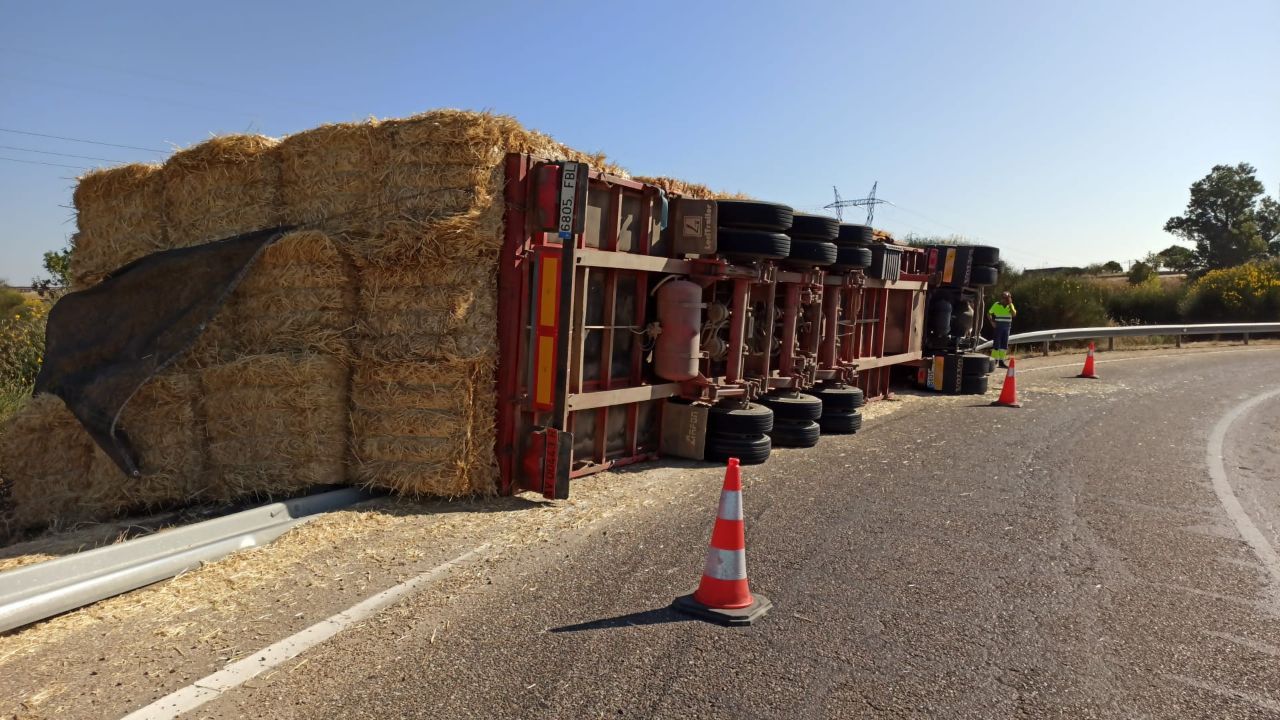 Estado en el que quedó el camión volcado