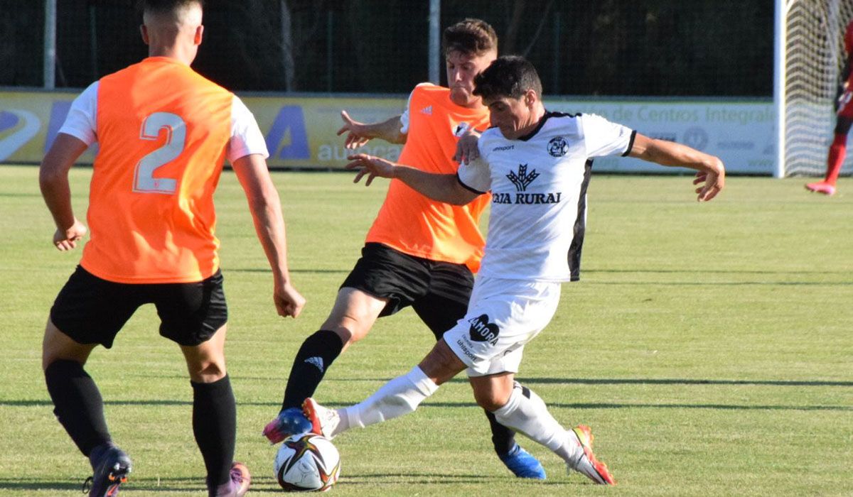 Jorge Fernández trata de hacerse con el balón