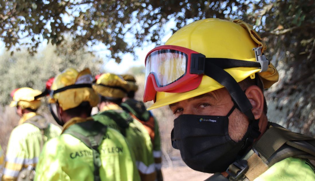 Labores de perimetraje y remate en el incendio de San Felices de los Gallegos