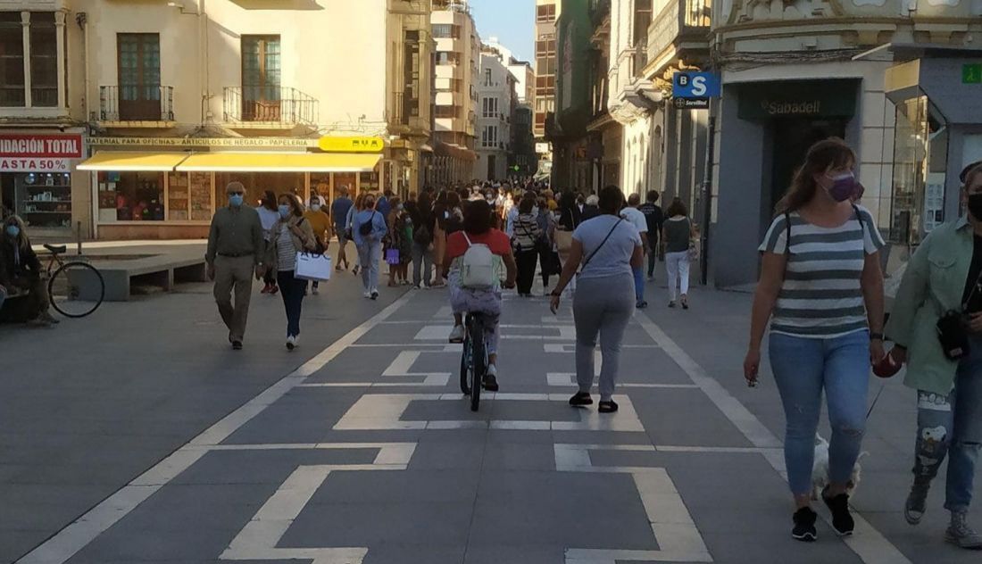 Ciudadanos pasean por Santa Clara con mascarilla