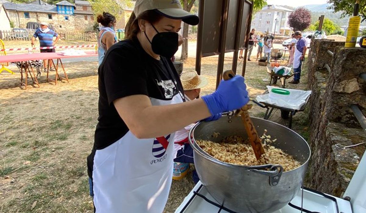 Una de las participantes durante el cocinado