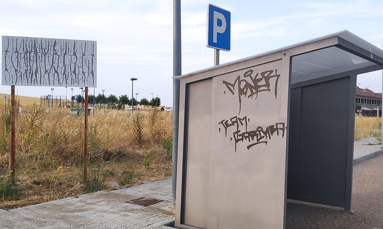 Imagen de cómo ha quedado la parada de autobús