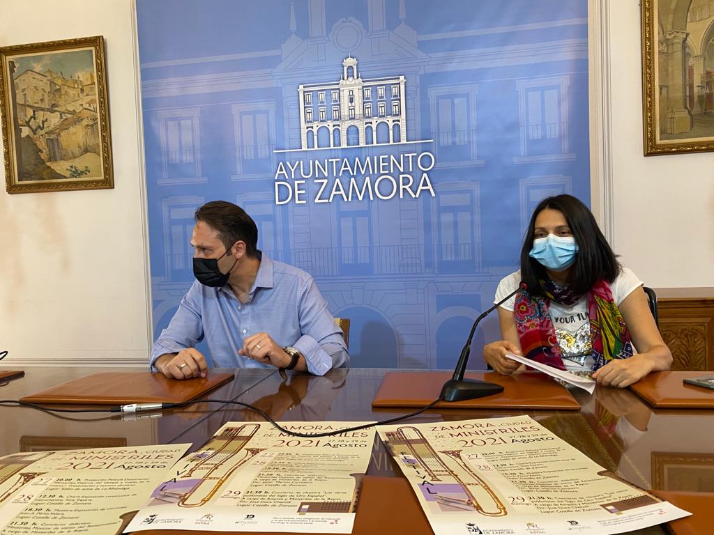 Un instante de la rueda de prensa