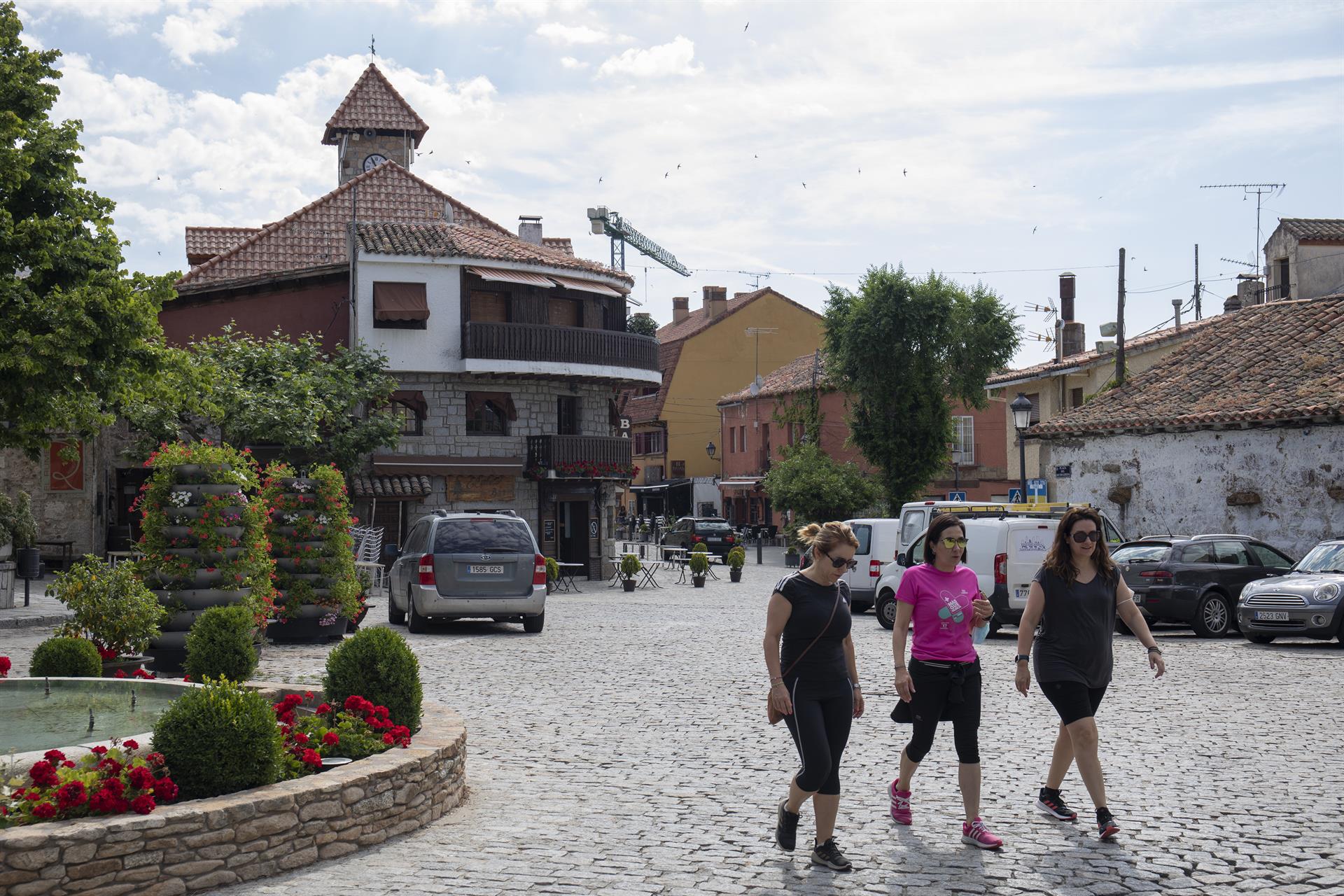 Tres mujeres pasean sin mascarilla, en el pueblo de Navacerrada, a 26 de junio de 2021, en Madrid (España).   Rafael Bastante   Europa Press   Archivo