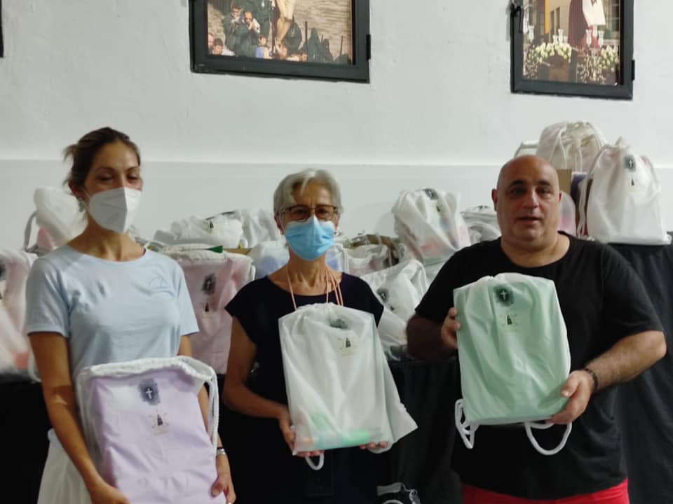 Entrega de la mochila solidaria