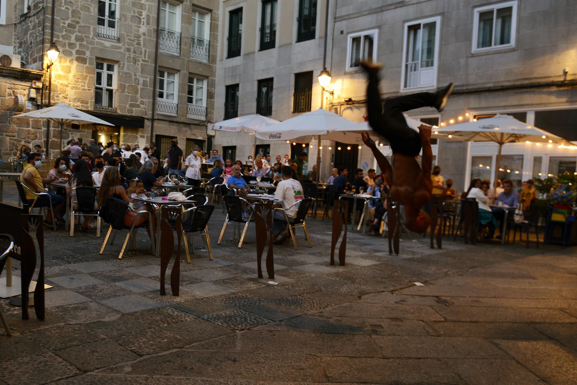 Bares y restaurantes en el casco histórico de Orense durante el primer día de restricciones en la hostelería de los municipios