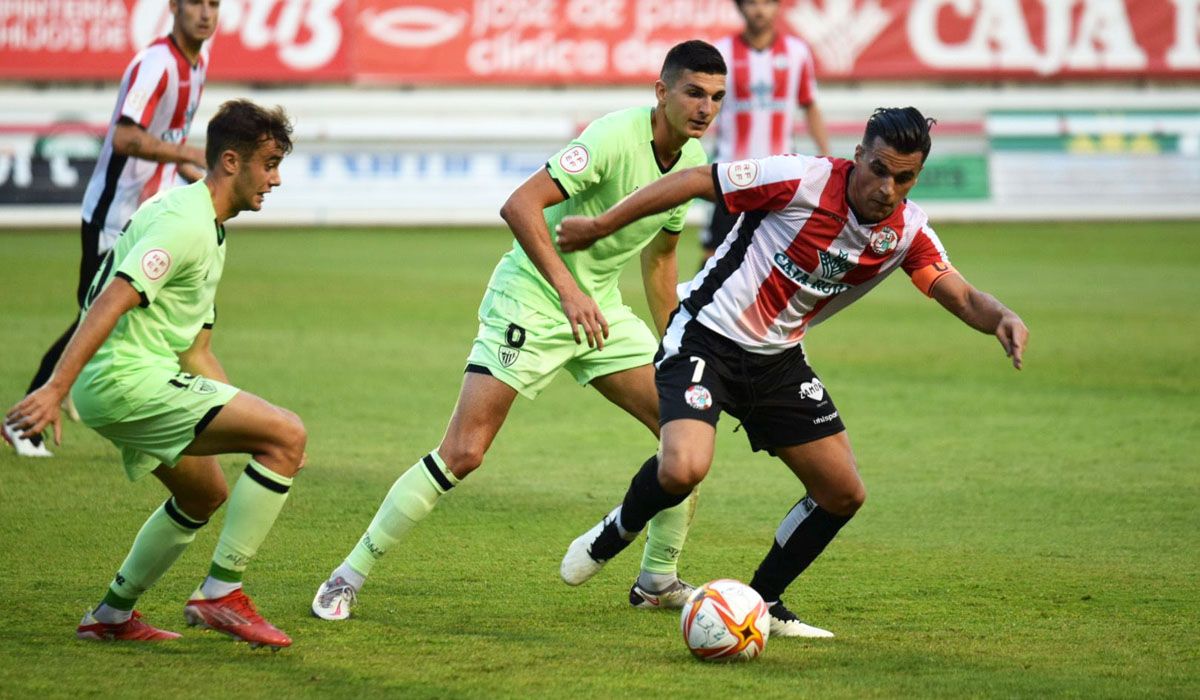 Dani Hernández controla ante dos jugadores del Athletic B