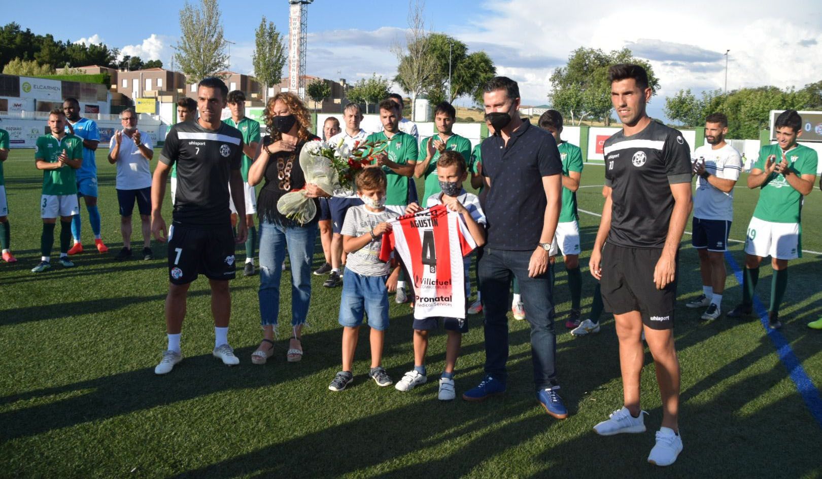 Los capitanes del Zamora entregan un recuerdo a la familia de Agustín