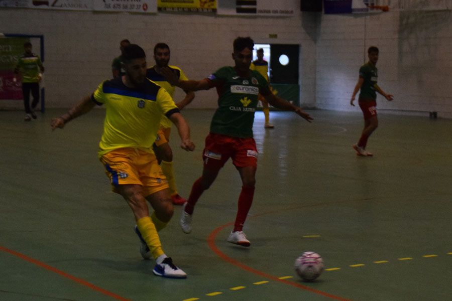 Un partido del Trofeo Diputación entre el Atlético Benavente y el Intersala Zamora. Archivo