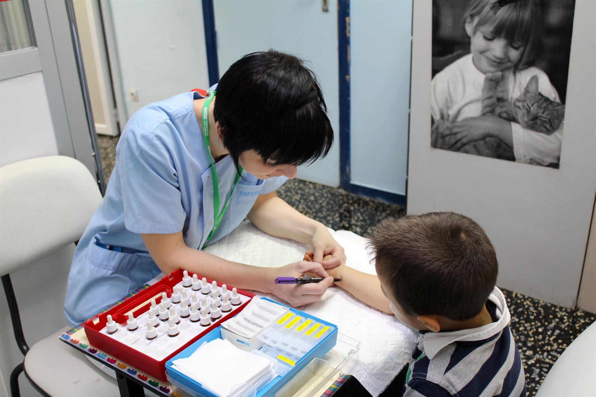 Realización de pruebas de la alergia a un niño. EP