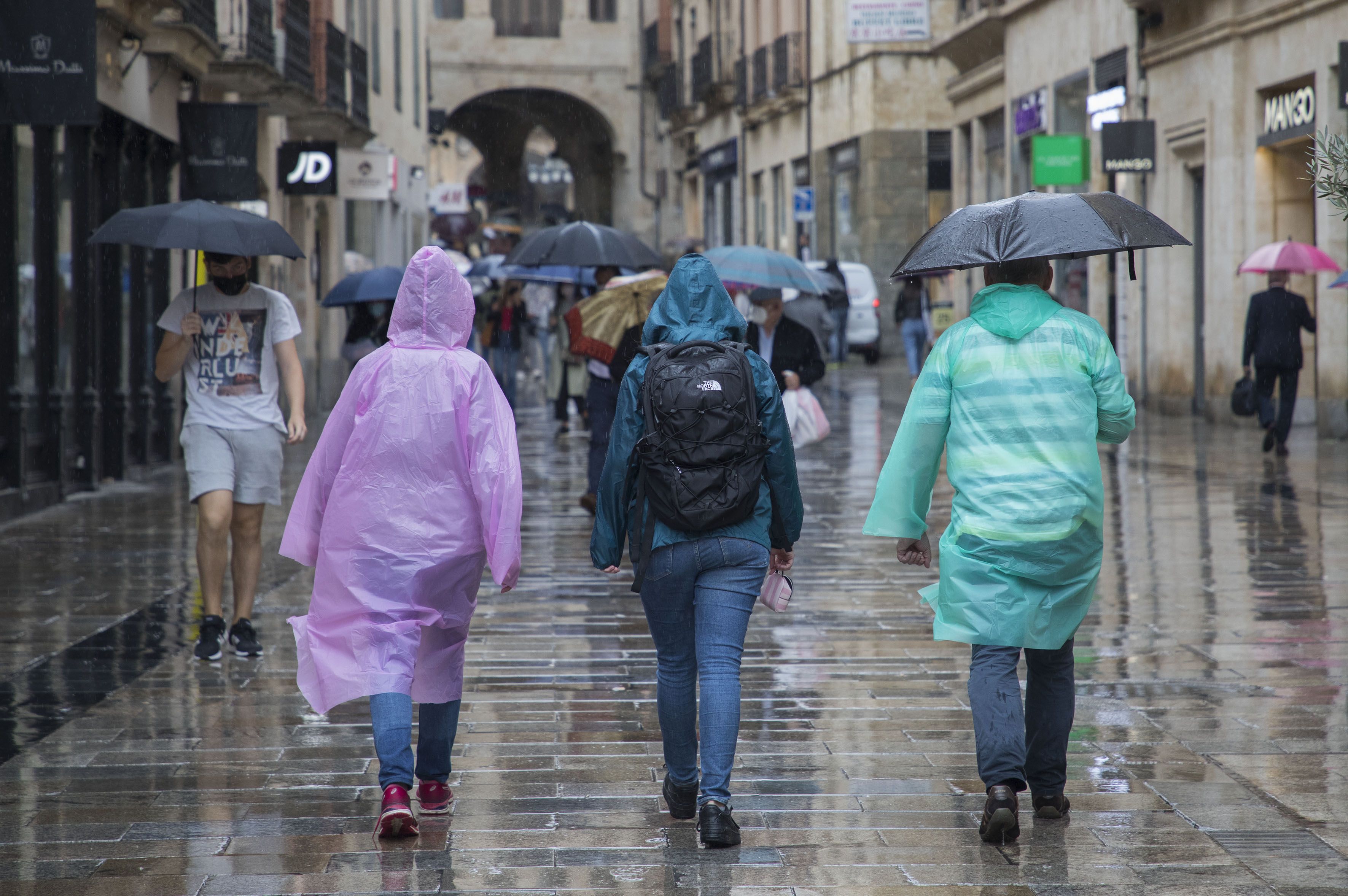 Vecinos pasean por Salamanca