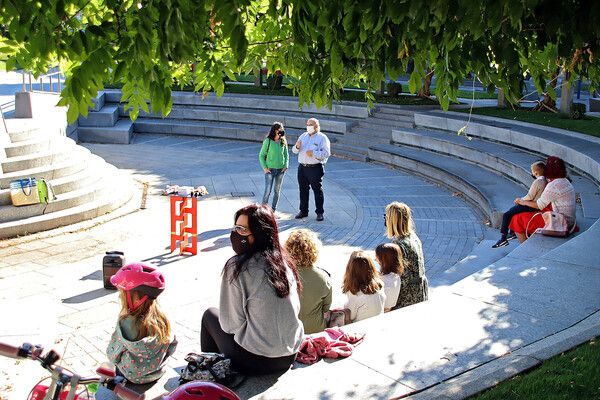 Varios vecinos en una plaza de León