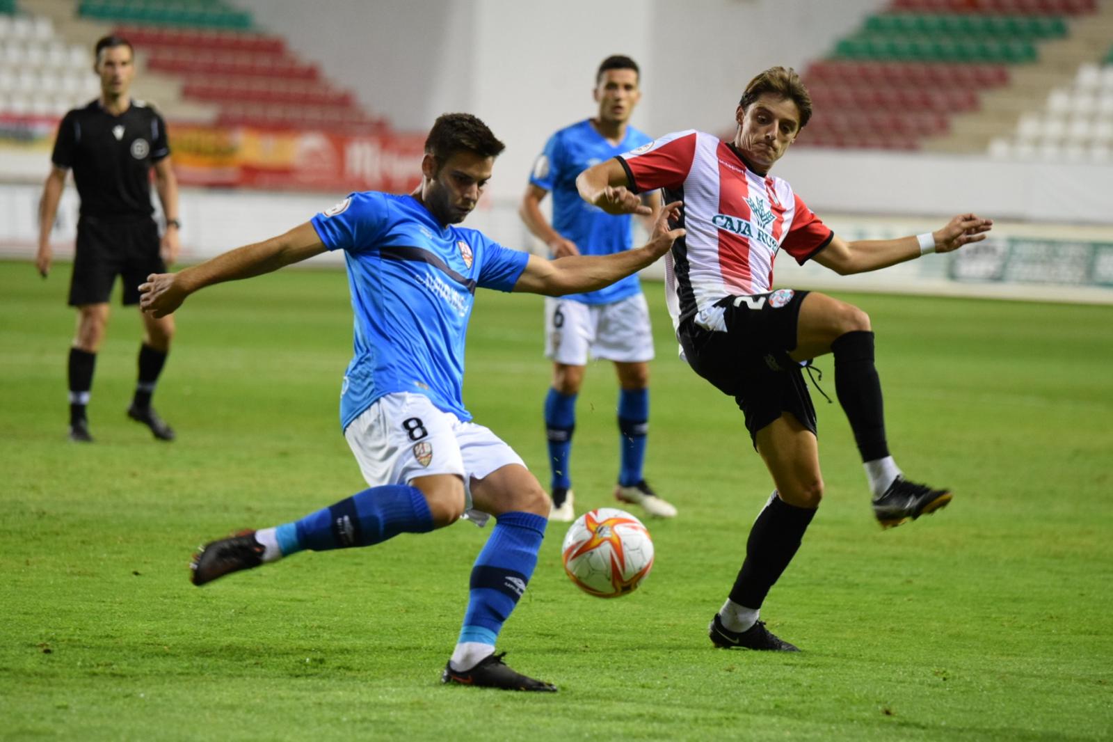 Luque trata de taponar un pase del rival