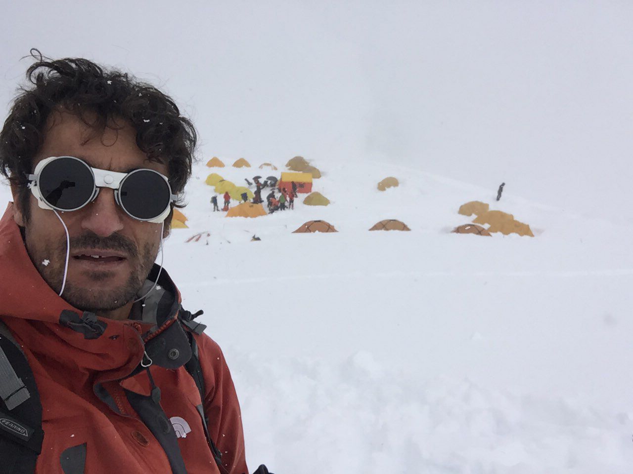 El montañero zamorano en el Campamento Base. Foto Martín Ramos