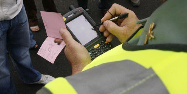 Un guardia civil pone una multa ARCHIVO