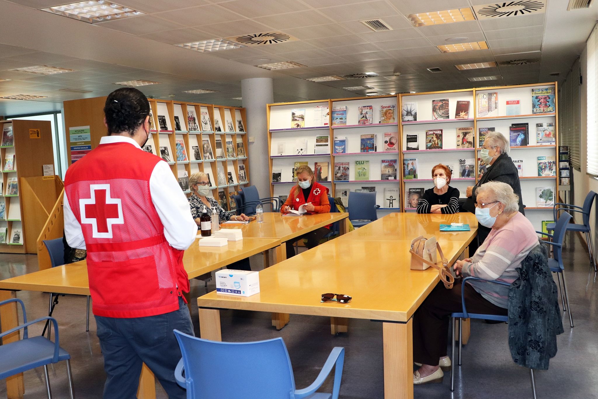 Cruz Roja trabaja con mayores en una biblioteca