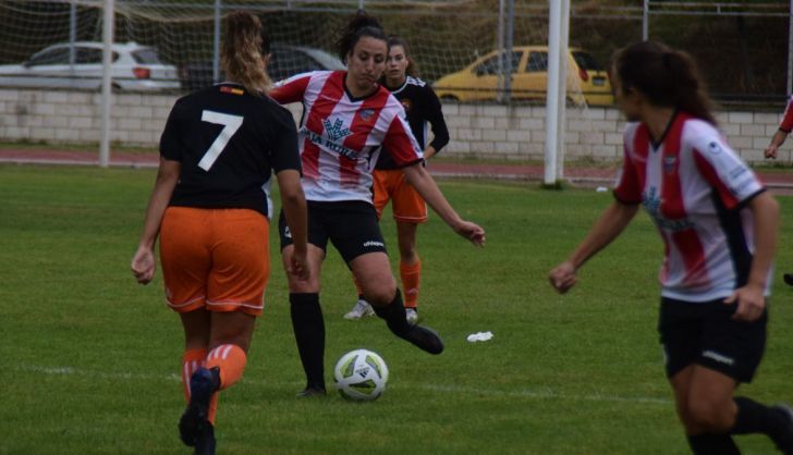 Lara Pastor controla un balón