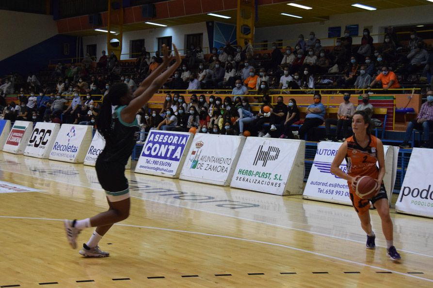 Clara Che ante una jugadora del Estepona en el choque de la primera vuelta