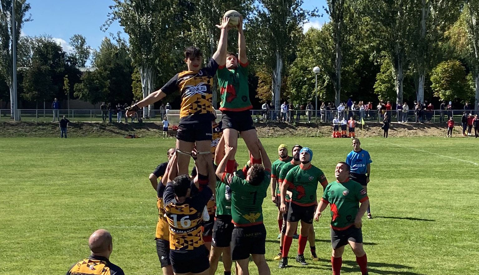 El Zamora Rugby pelea la posesión en un saque lateral. Foto: Salamanca Rugby Club