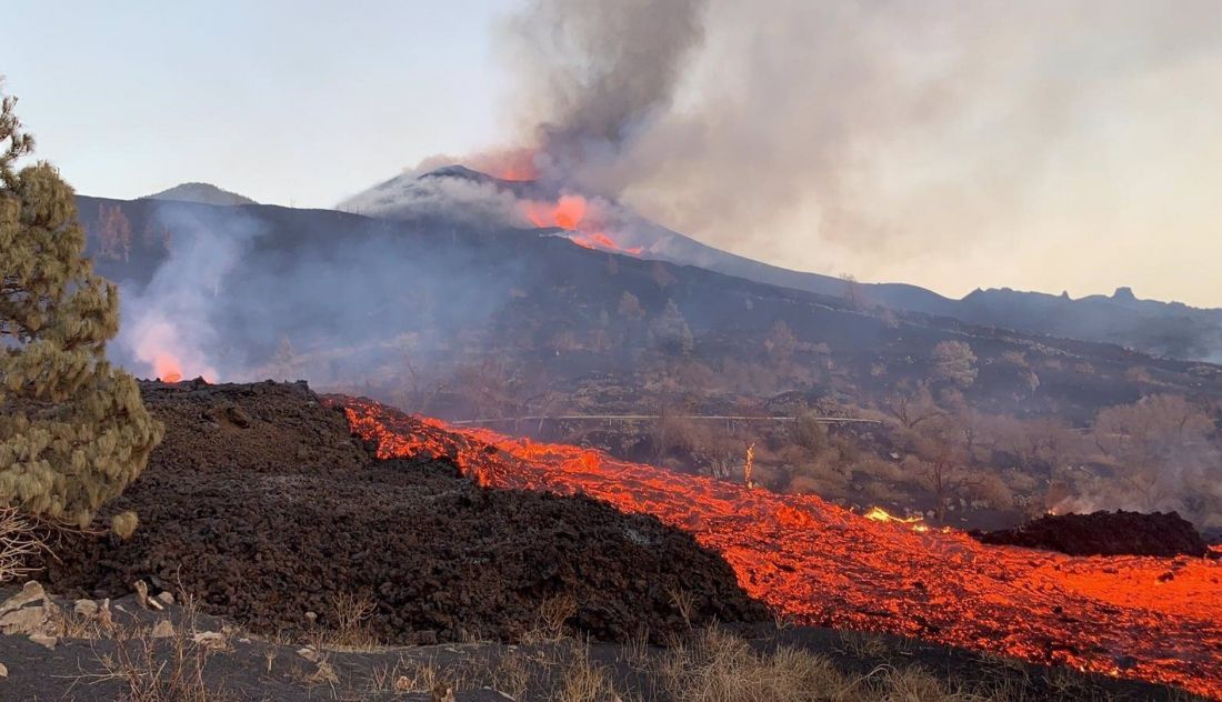 Evacuan a científicos y personal de emergencias de la zona del volcán por la mala calidad del aire