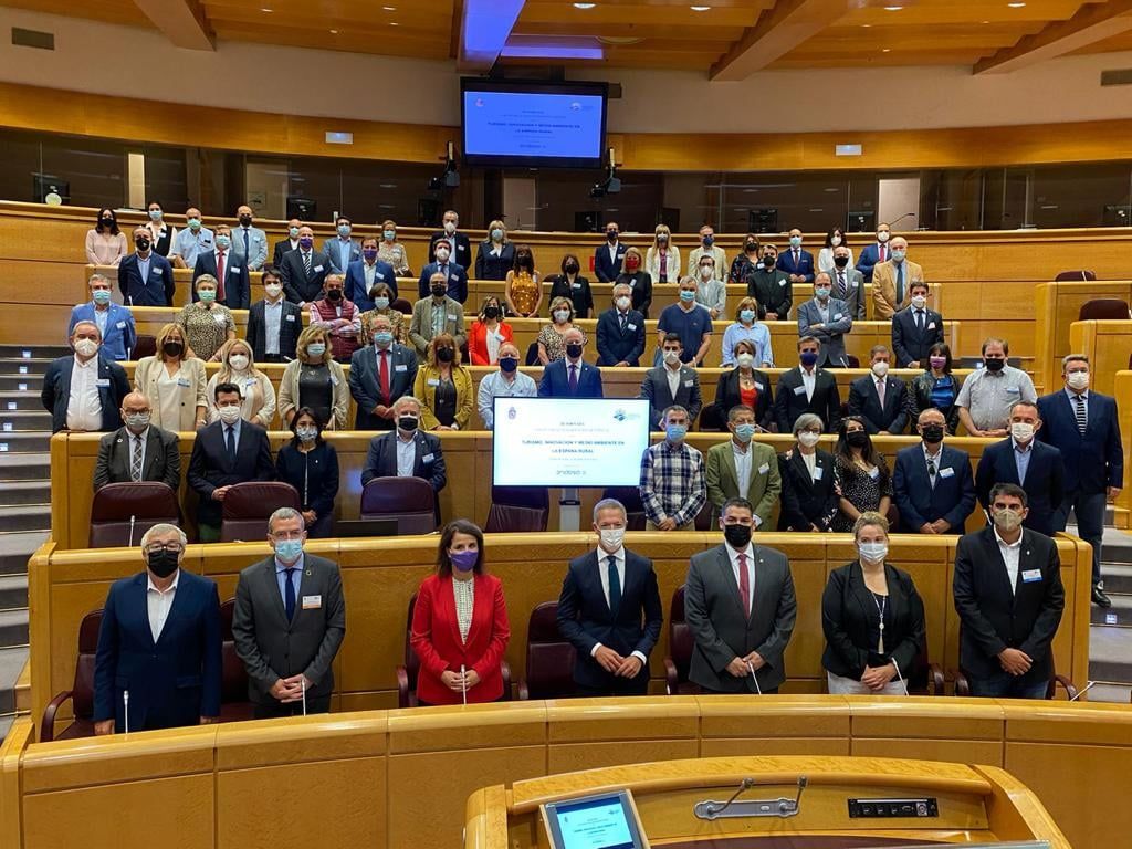 En el centro de la imagen El Presidente del Senado, Ánder Gil, con los Alcaldes de los Pueblos más bonitos de España, entre ellos el Alcalde de Puebla de Sanabria y Senador por Zamora José Fernández