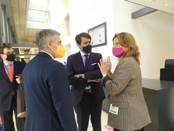 El consejero de Fomento y Medio Ambiente, Juan Carlos Suárez Quiñones, junto a la ministra Teresa Ribera