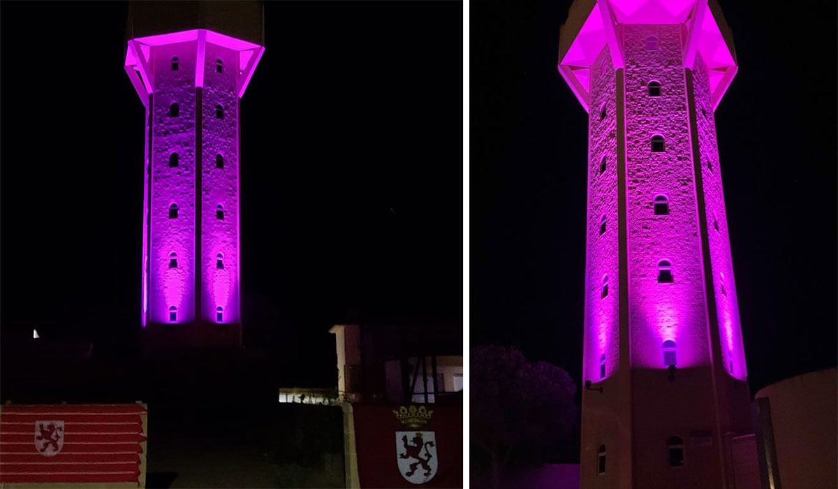 Depósito de Arcenillas iluminado de morado