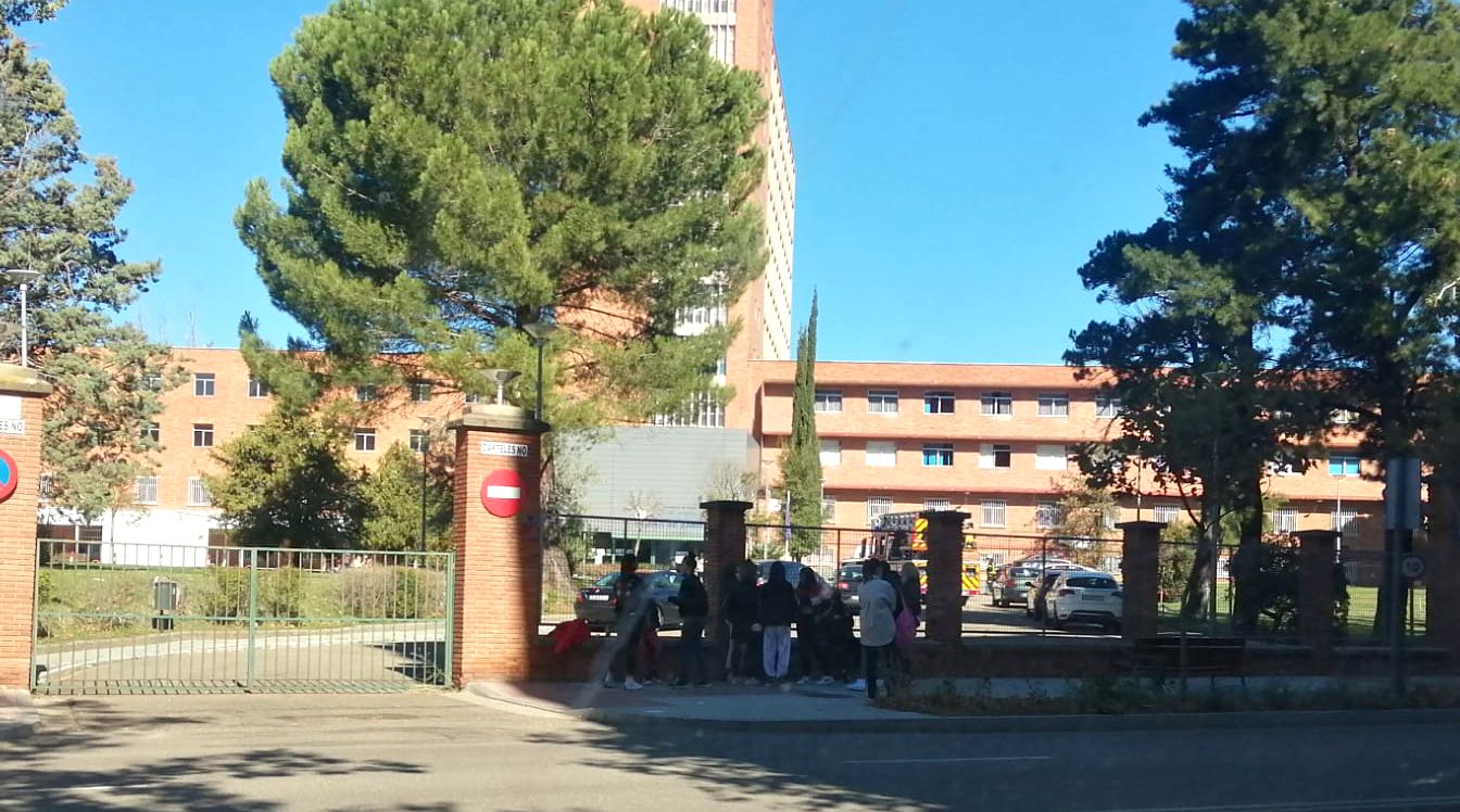 Intervención de los bomberos en el CIFP Ciudad de Zamora