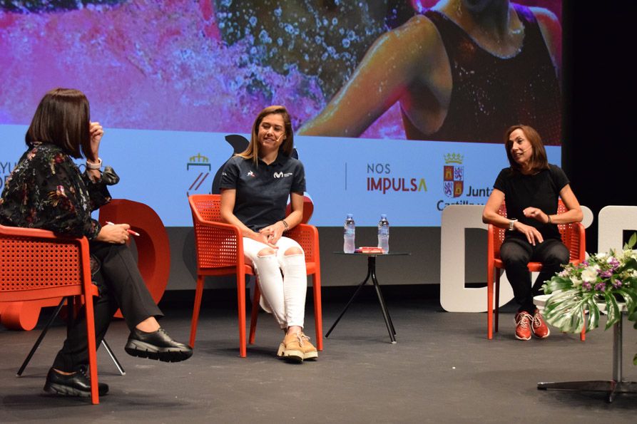 La periodista María José Pintor, junto a las ciclistas Dori Ruano y Sara Martín