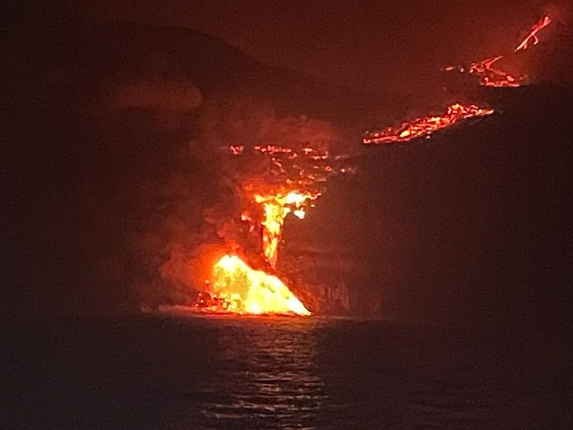 La colada de lava en el momento en que alcanza el mar