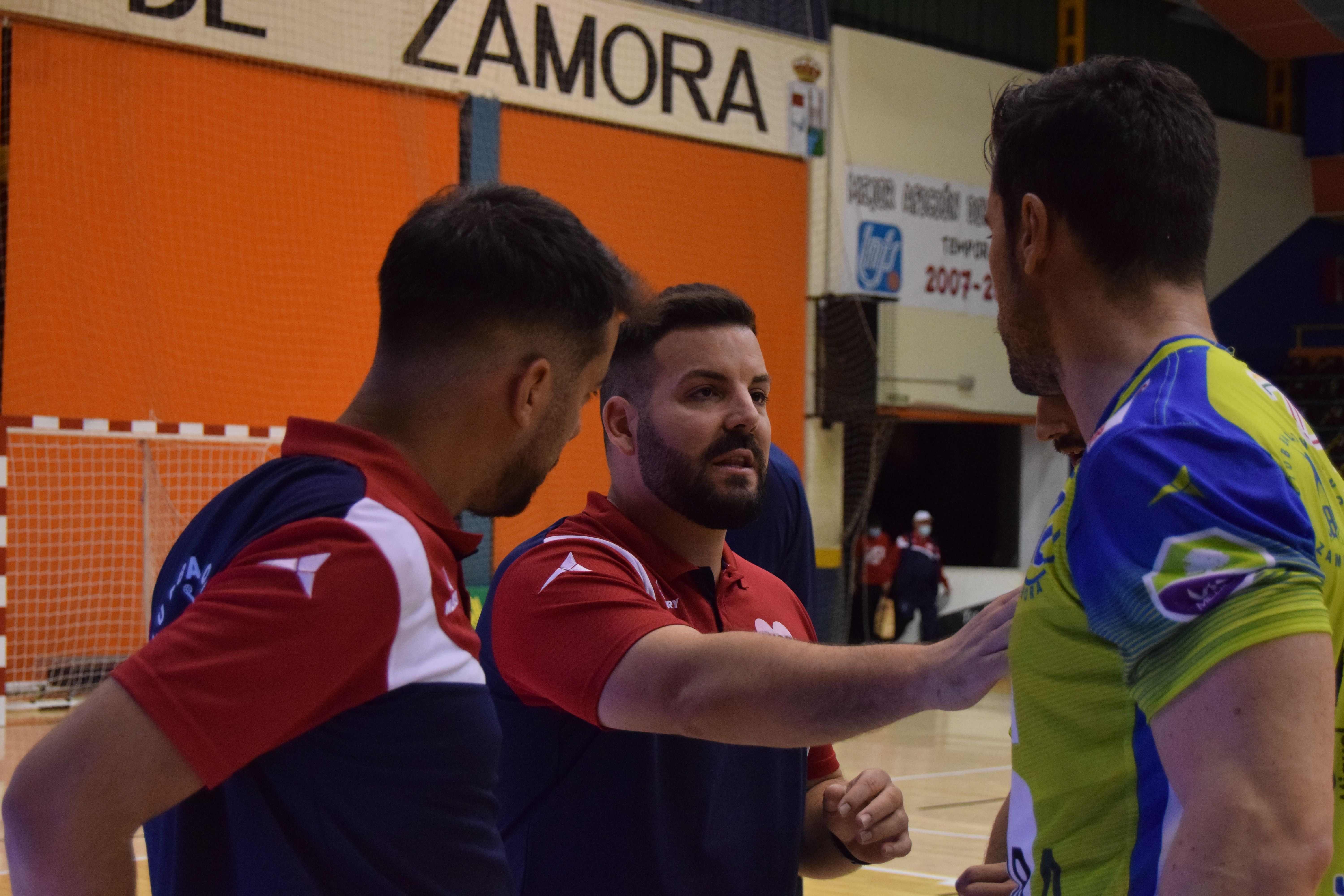 Iván López da una instrucción a Jortos