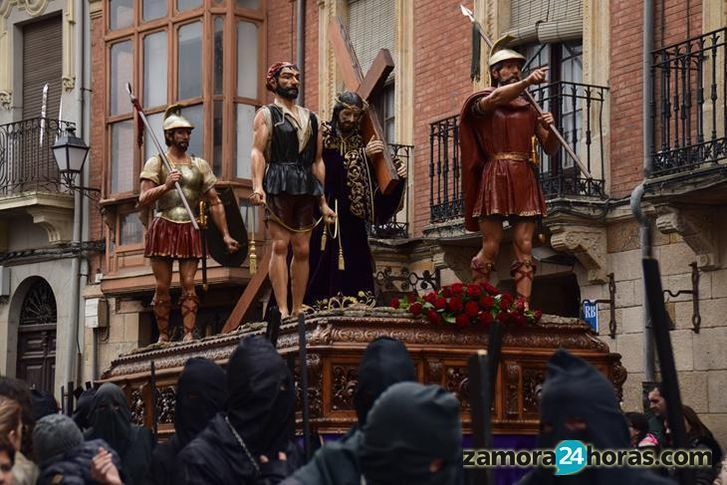 Uno de los grupos escultóricos que procesiona en la madrugada del Viernes Santo