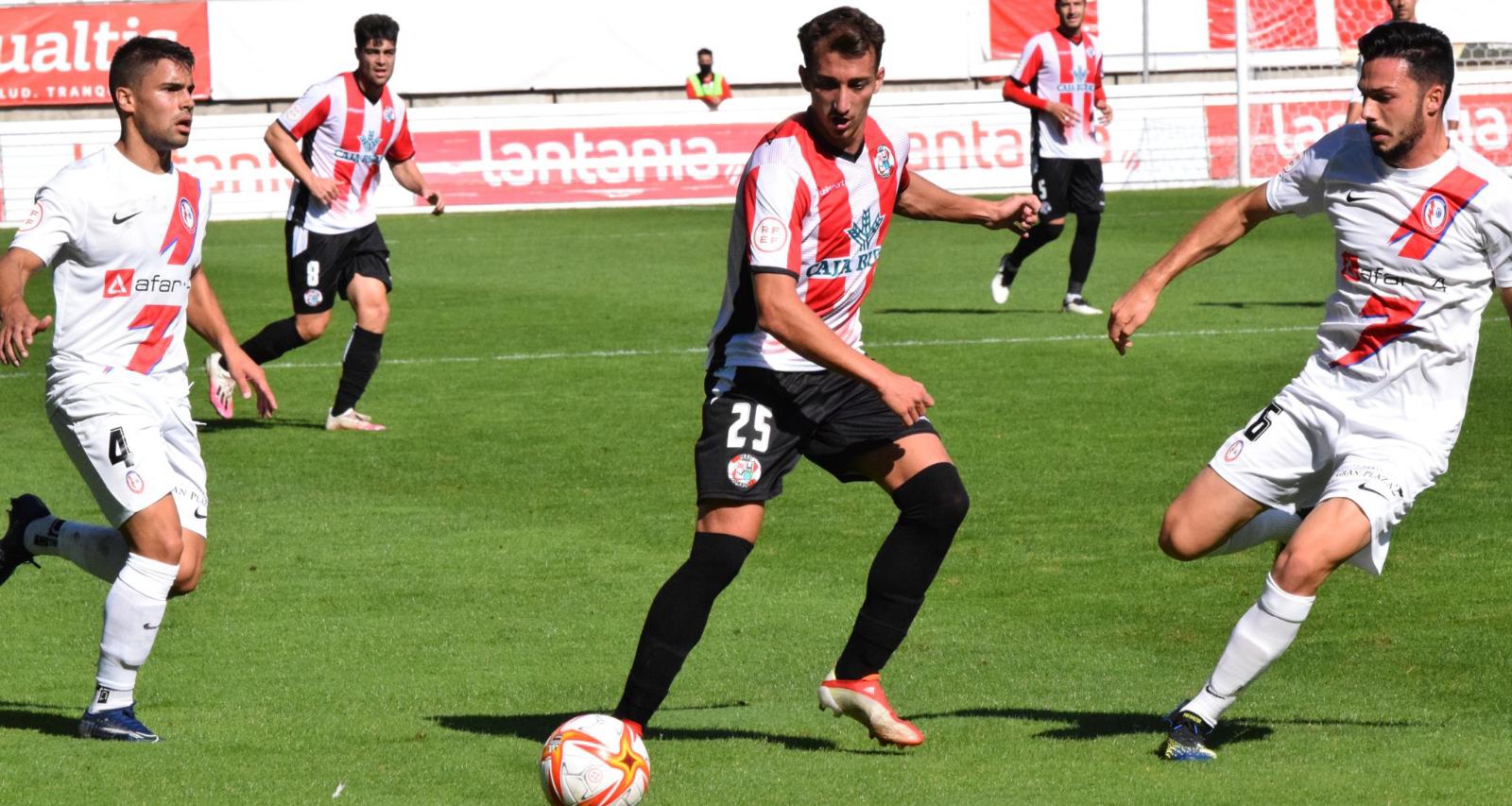 Baselga controla un balón ante los jugadores del Rayo Majadahonda