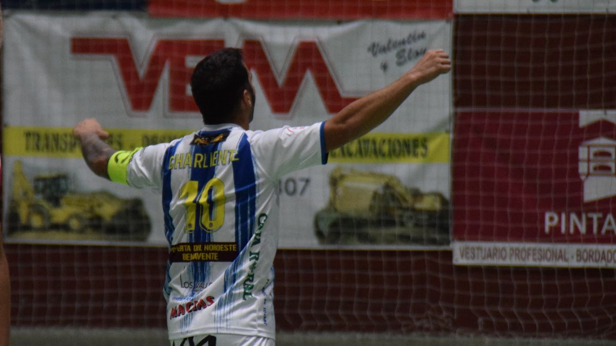 Charlie celebra un gol. Archivo