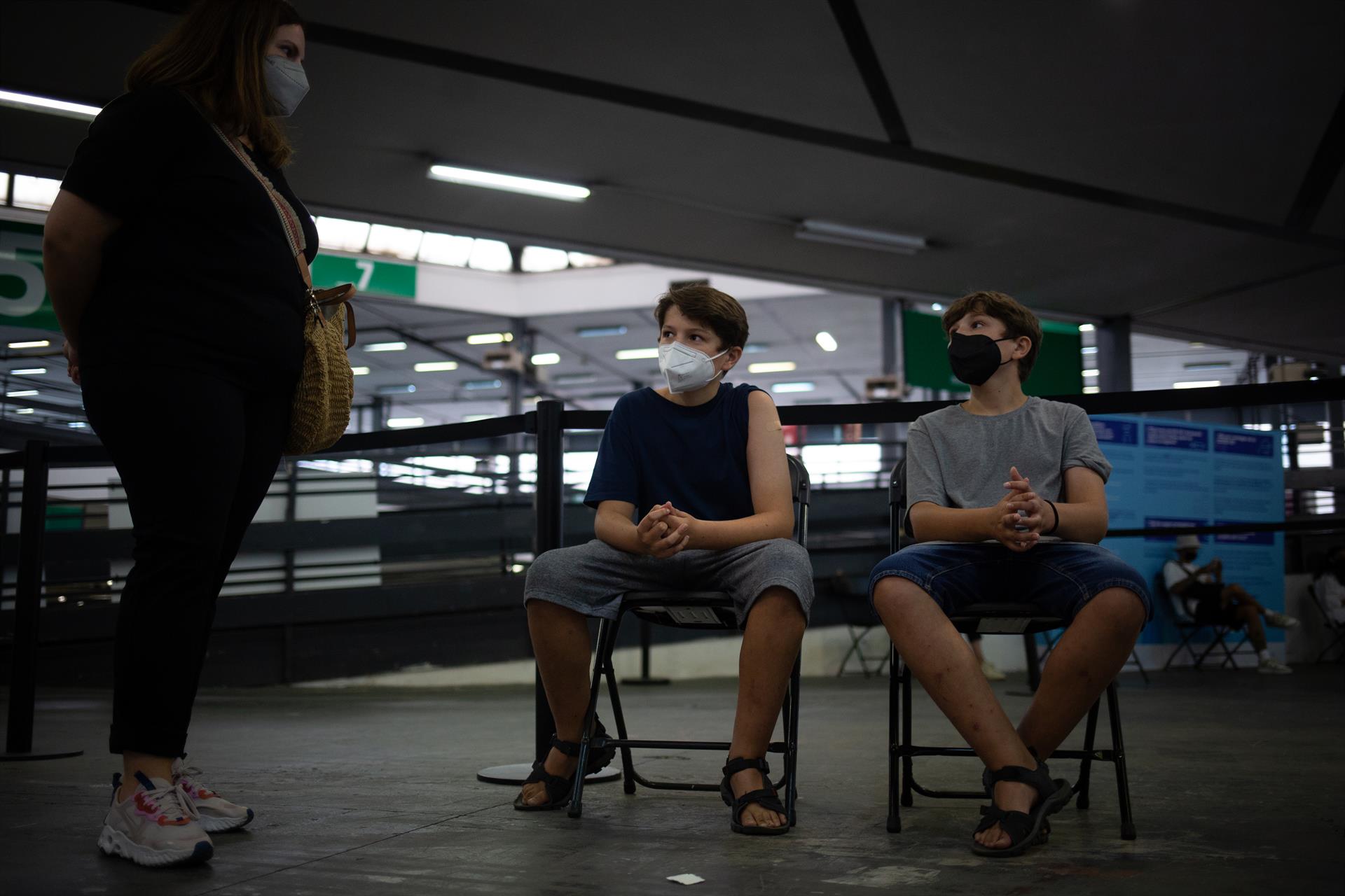 Dos adolescentes acuden a recibir la vacuna contra el Covid 19   Europa Press   Archivo