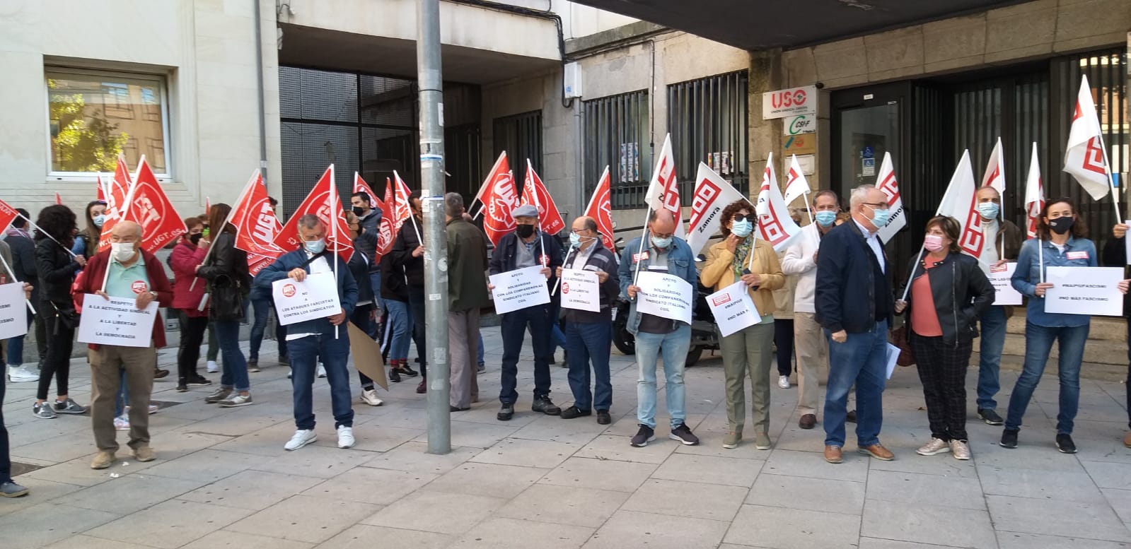 UGT y Comisiones Obreras durante la concentración