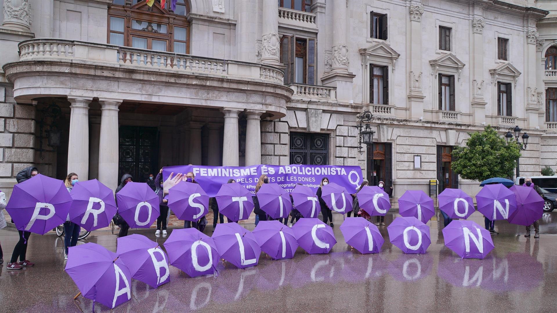 Front Abolicionista País Valencià exige en la plaza del Ayuntamiento de València la abolición de la prostitución