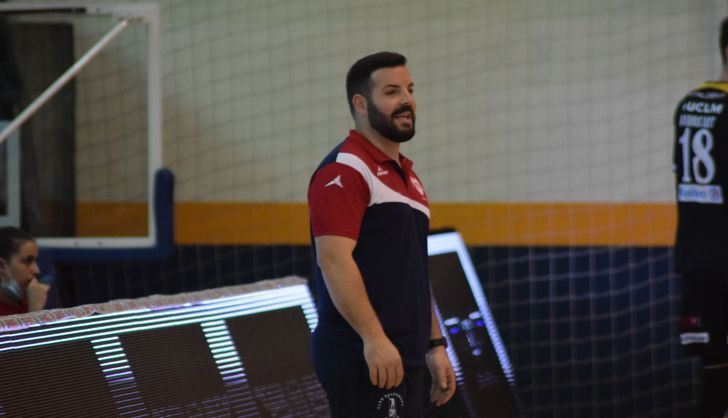 Iván López en el área técnica