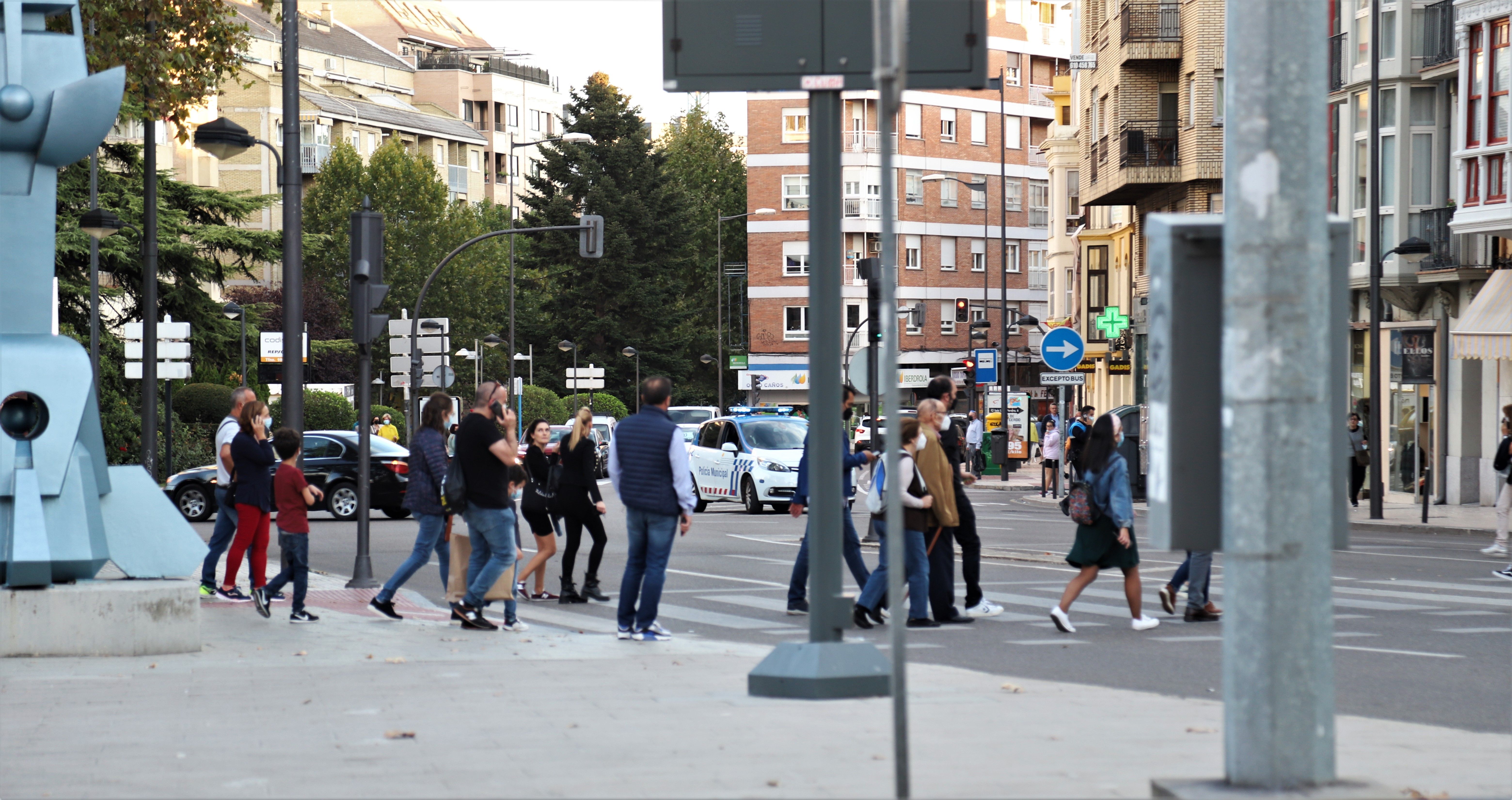 Personas cruzando en la plaza de La Marina