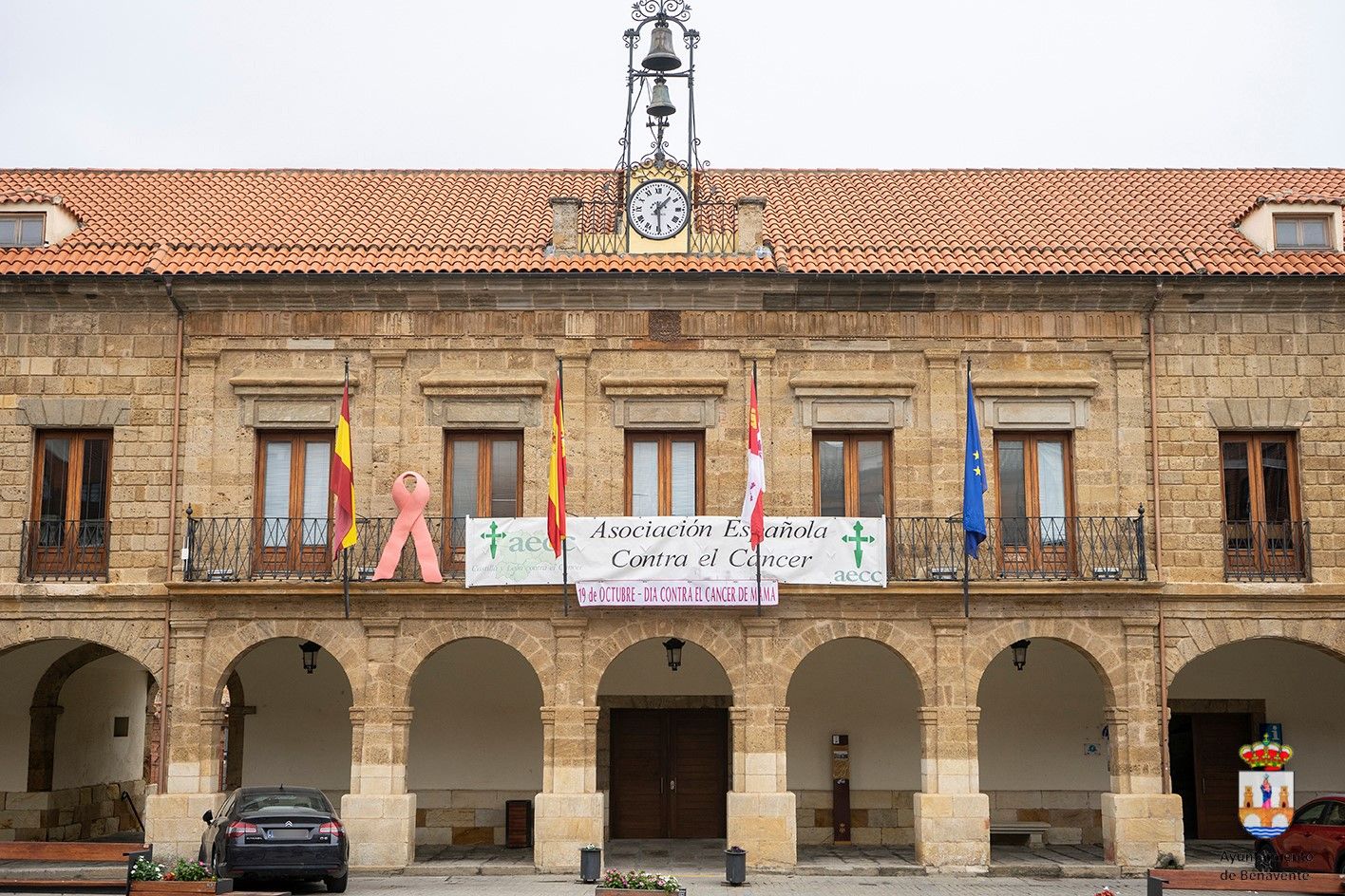 Fachada del Ayuntamiento de Benavente de color rosa 