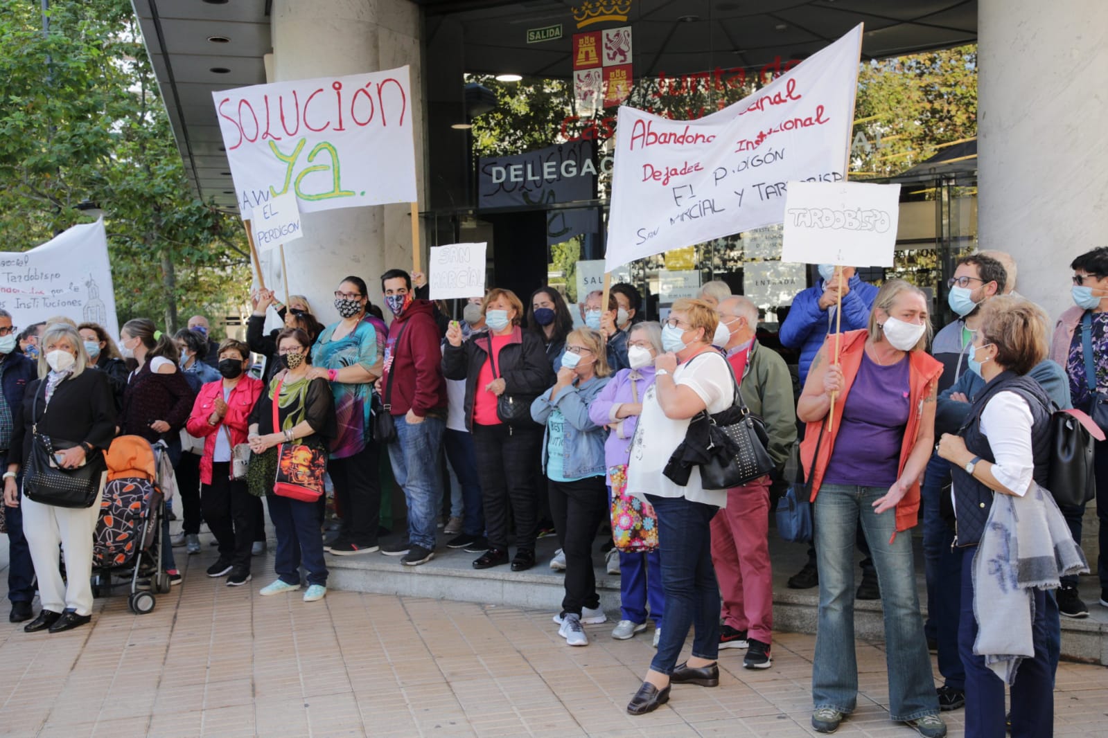 Protesta frente a la deegación de la Junta  J.LEAL