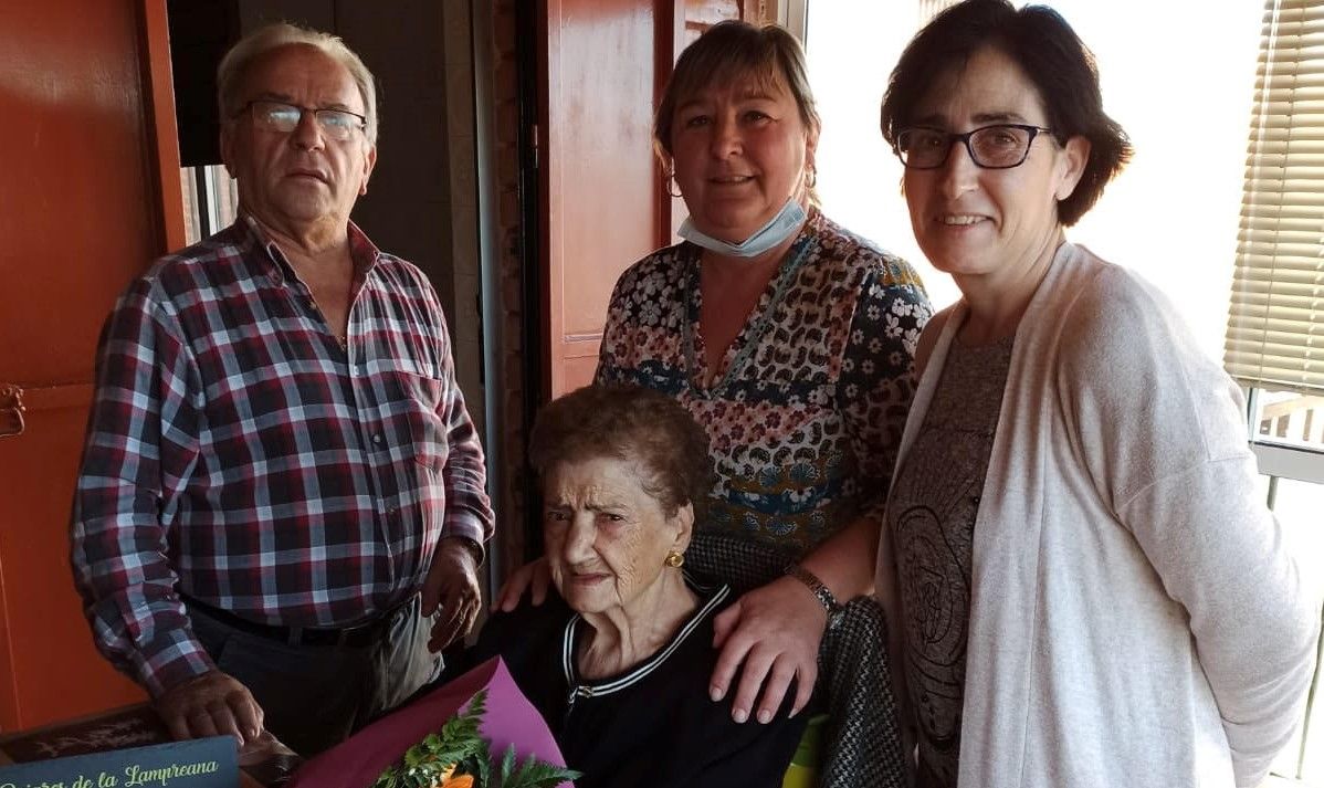 Reconocimiento a la vecina centenaria en pajares de la Lampreana