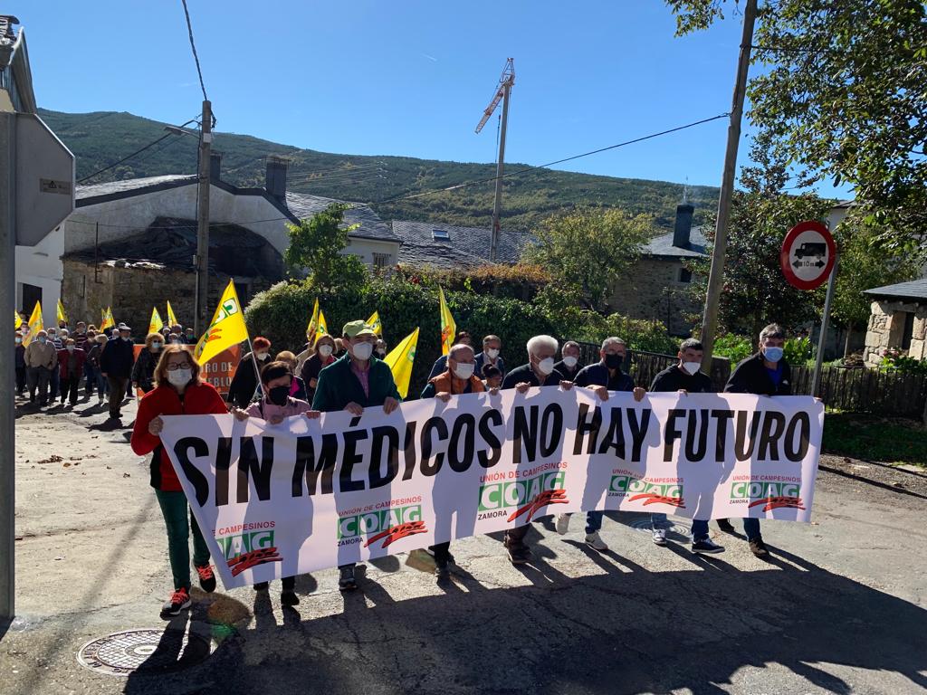 Manifestación en Lubián contra el cierre del centro de salud